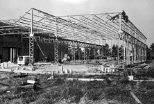 821181 Afbeelding van de bouw van een nieuwe hal naast de Koubewerking (KB) op het terrein Noord aan de Sophialaan van ...